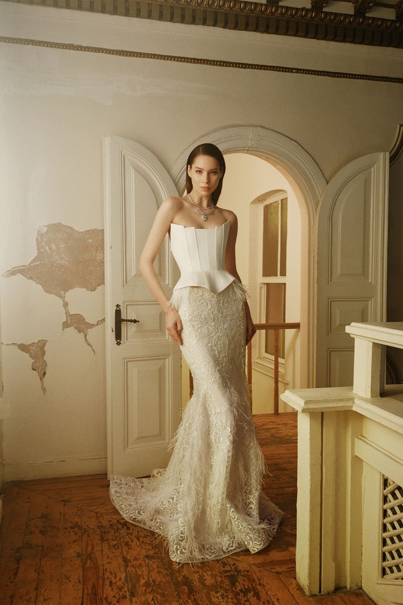 SATIN GEPIER LACE AND FEATHER DETAILED FISH-CUT SKIRT WEDDING DRESS