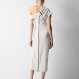 DRAPE VE DÜŞÜK OMUZ DETAYLI MİDİ BOY ELBİSE BEYAZ