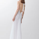 BOYUNDAN BAĞLAMALI BELDE BÜZGÜ DETAYLI ÖNDEN YIRTMAÇLI UZUN JARSE ELBİSE BEYAZ