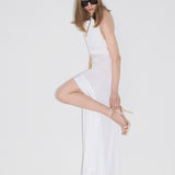 BOYUNDAN BAĞLAMALI BELDE BÜZGÜ DETAYLI ÖNDEN YIRTMAÇLI UZUN JARSE ELBİSE BEYAZ