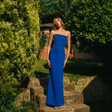 STRAPLEZ ÖNDE TAŞ İŞLEMELİ ARKADA YIRTMAÇLI DÜZ UZUN KREP ELBİSE SAKS