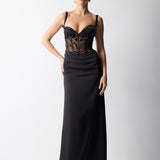 ASKILI TRANSPARAN DETAYLI BALENLİ İŞLEMELİ UZUN KREP SATEN ELBİSE SİYAH