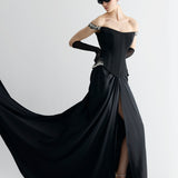 DÜŞÜK OMUZLU GEPİYERİNDE İŞLEME DETAYLI YIRTMAÇLI ELBİSE SİYAH