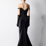 DÜŞÜK OMUZLU GEPİYERİNDE İŞLEME DETAYLI YIRTMAÇLI ELBİSE SİYAH