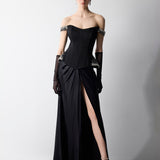 DÜŞÜK OMUZLU GEPİYERİNDE İŞLEME DETAYLI YIRTMAÇLI ELBİSE SİYAH