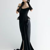 DÜŞÜK OMUZLU GEPİYERİNDE İŞLEME DETAYLI YIRTMAÇLI ELBİSE SİYAH