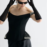 DÜŞÜK OMUZLU GEPİYERİNDE İŞLEME DETAYLI YIRTMAÇLI ELBİSE SİYAH