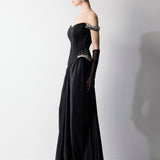 DÜŞÜK OMUZLU GEPİYERİNDE İŞLEME DETAYLI YIRTMAÇLI ELBİSE SİYAH