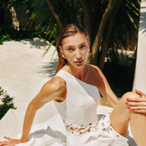 TEK OMUZ BELDEN İP AKSESUAR İLE BAĞLI ASİMETRİK FORMLU KOTON ELBİSE BEYAZ