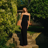 STRAPLEZ ÖNDE TAŞ İŞLEMELİ ARKADA YIRTMAÇLI DÜZ UZUN KREP ELBİSE SİYAH