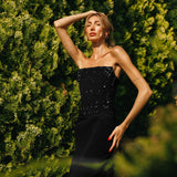 STRAPLEZ ÖNDE TAŞ İŞLEMELİ ARKADA YIRTMAÇLI DÜZ UZUN KREP ELBİSE SİYAH