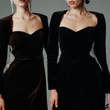 BELE OTURAN UZUN KOLLU KISA KOTON KADİFE ELBİSE SİYAH