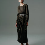 BELDE DRAPE DETAYLI UZUN KOLLU MİDİ BOY SATEN ELBİSE HAKİ