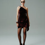 TEK OMUZ BELDE TOPLAMA DETAYLI GOLD AKSESUARLI ETEĞİ ANVELOP MİNİ KADİFE ELBİSE MÜRDÜM