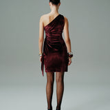 TEK OMUZ BELDE TOPLAMA DETAYLI GOLD AKSESUARLI ETEĞİ ANVELOP MİNİ KADİFE ELBİSE MÜRDÜM