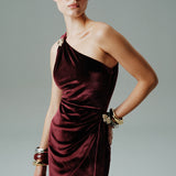 TEK OMUZ BELDE TOPLAMA DETAYLI GOLD AKSESUARLI ETEĞİ ANVELOP MİNİ KADİFE ELBİSE MÜRDÜM