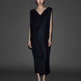 V YAKALI ARKADAN FERMUARLI BOL KESİM MİDİ BOY DÜZ KREP ELBİSE SİYAH