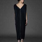 V YAKALI ARKADAN FERMUARLI BOL KESİM MİDİ BOY DÜZ KREP ELBİSE SİYAH