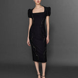 MOTİF İŞLEME DETAYLI BEDENE OTURAN MİDİ BOY ELBİSE SİYAH