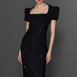 MOTİF İŞLEME DETAYLI BEDENE OTURAN MİDİ BOY ELBİSE SİYAH