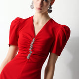 KISA KARPUZ KOLLU V YAKALI TAŞ İŞLEMELİ MİNİ KREP ELBİSE KIRMIZI