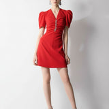 KISA KARPUZ KOLLU V YAKALI TAŞ İŞLEMELİ MİNİ KREP ELBİSE KIRMIZI