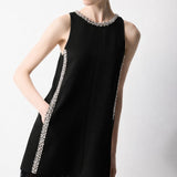 TAŞ ŞERİT AKSESUARLI ETEKTE TÜY DETAYLI MİNİ KREP ELBİSE SİYAH