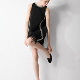 TAŞ ŞERİT AKSESUARLI ETEKTE TÜY DETAYLI MİNİ KREP ELBİSE SİYAH