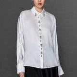 YAKADA VE ÖN PATTA TAŞ İŞLEMELİ SATEN GÖMLEK BEYAZ