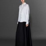 YAKADA VE ÖN PATTA TAŞ İŞLEMELİ SATEN GÖMLEK BEYAZ