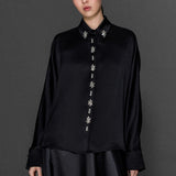 YAKADA VE ÖN PATTA TAŞ İŞLEMELİ SATEN GÖMLEK SİYAH