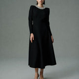 YAKASI TAŞ İŞLİ PENS DİKİŞ DETAYLI KLOŞ ETEKLİ KREP ELBİSE SİYAH