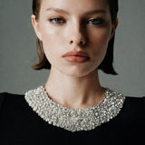 YAKASI TAŞ İŞLİ PENS DİKİŞ DETAYLI KLOŞ ETEKLİ KREP ELBİSE SİYAH