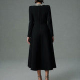 YAKASI TAŞ İŞLİ PENS DİKİŞ DETAYLI KLOŞ ETEKLİ KREP ELBİSE SİYAH