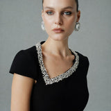 ASİMETRİK YAKA İŞLEME DETAYLI KLOŞ ETEKLİ MİDİ BOY KREP ELBİSE SİYAH