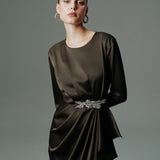 BELDE DRAPE DETAYLI UZUN KOLLU MİDİ BOY SATEN ELBİSE HAKİ