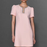 KISA KOLLU YAKADA TAŞ İŞLEMELİ KISA KREP ELBİSE PUDRA