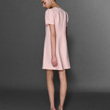 KISA KOLLU YAKADA TAŞ İŞLEMELİ KISA KREP ELBİSE PUDRA