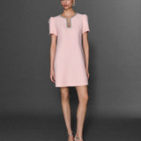 KISA KOLLU YAKADA TAŞ İŞLEMELİ KISA KREP ELBİSE PUDRA