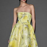 STRAPLEZ YAKALI DAİRE KLOŞ ETEKLİ UZUN İŞLEMELİ TÜL ELBİSE SARI