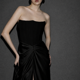 STRAPLEZ KUPLU BELE OTURAN KREP KUMAŞTAN GEPİYERLİ ETEĞİ SATEN ŞİFON UZUN ELBİSE SİYAH