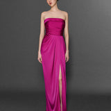 STRAPLEZ YAKALI YANDAN YIRTMAÇLI UZUN KREP ELBİSE FUSIA